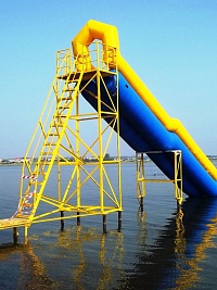 Водяной батут на винтовых сваях