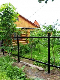 Забор на винтовых сваях